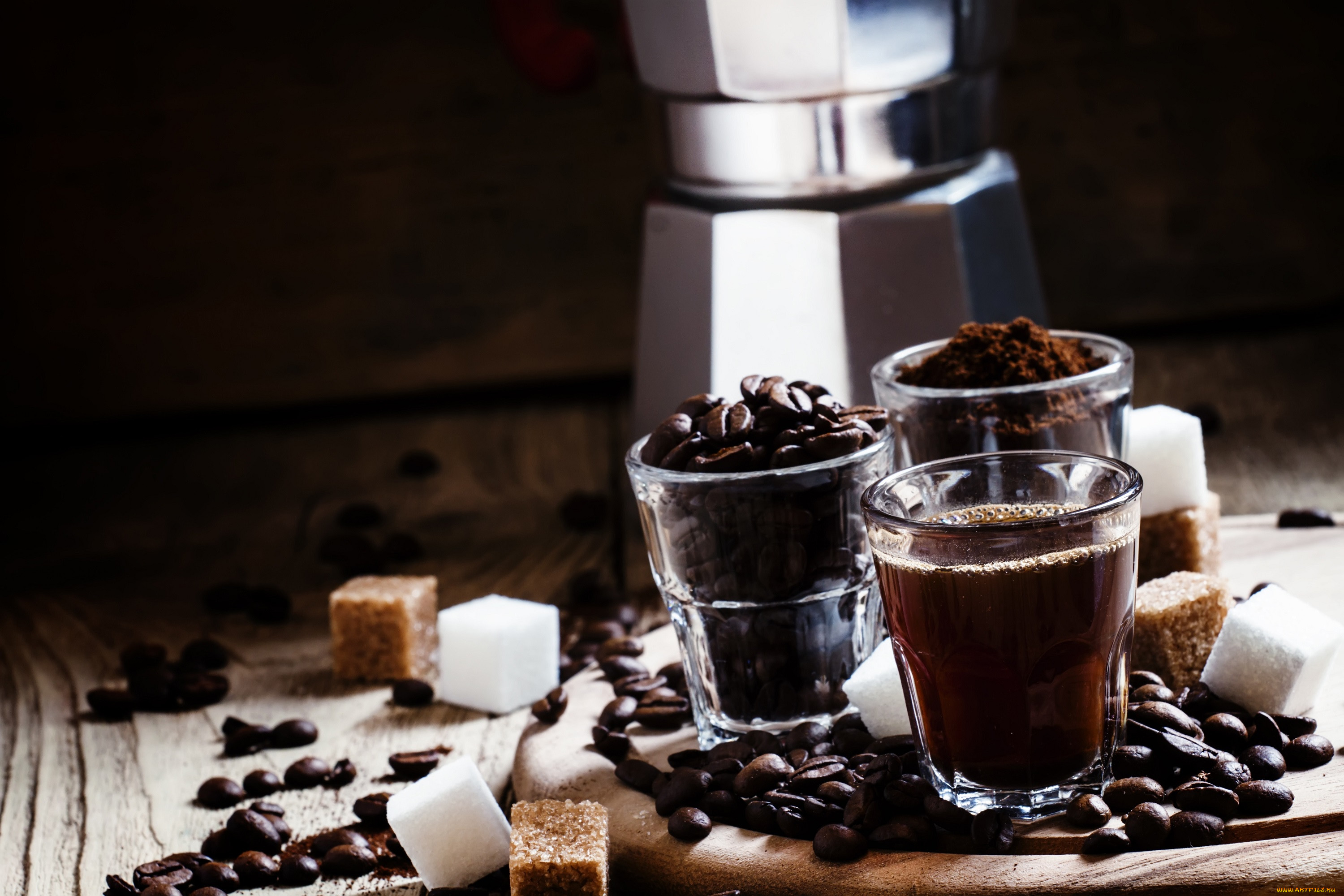 Напиток с кофейными зернами. Кофе. Кофе и кофейные напитки. Кофе (напиток). Кофе на черном фоне.
